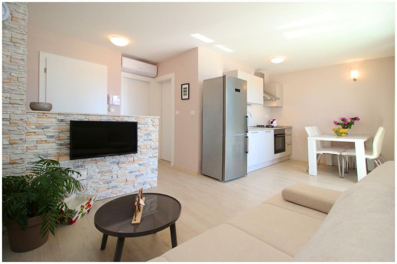 Apartments Silver Beauty โรกอซนิซา ภายนอก รูปภาพ